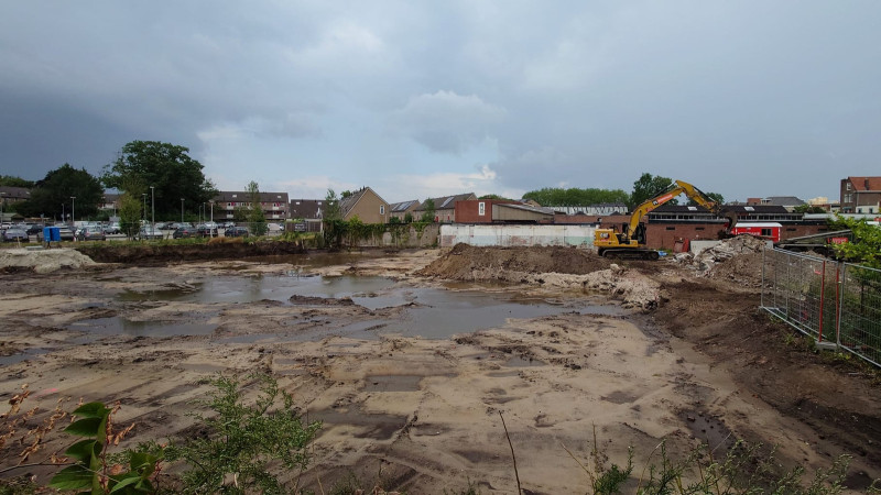 Blekerstraat Het voormalige fabrieksterrein van Hintzbergen, met op de achtergrond de parkeerplaats van de Aldi. Hier worden 14 woningen gebouwd. juli 2023.jpg