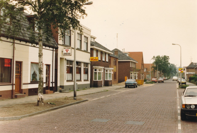 Dennenweg 154 Café Wiecher Dam (1939) vroeger café De Den van P. Dam .later Italiaanse vereniging Circolo Sardo Eleonora D'arborea. juni 1987.jpeg