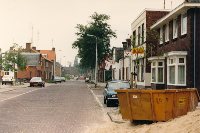Dennenweg 154 Café Wiecher Dam vroeger café De Den van P. Dam. (1939) Hier is de Italiaanse vereniging Circolo Sardo Eleonora D'Arborea in gevestigd. juni 1987.jpeg