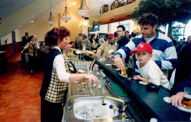 Colosseum 65 Sfeerbeeld tijdens de opening van het Arke Stadion, thuisbasis van voetbalclub F.C. Twente. Interieur van het café 10-5-1998.jpeg