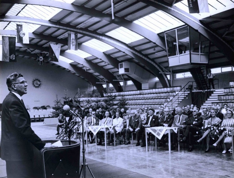 J.J. van Deinselaan 28 opening sporthal juni 1964.jpg