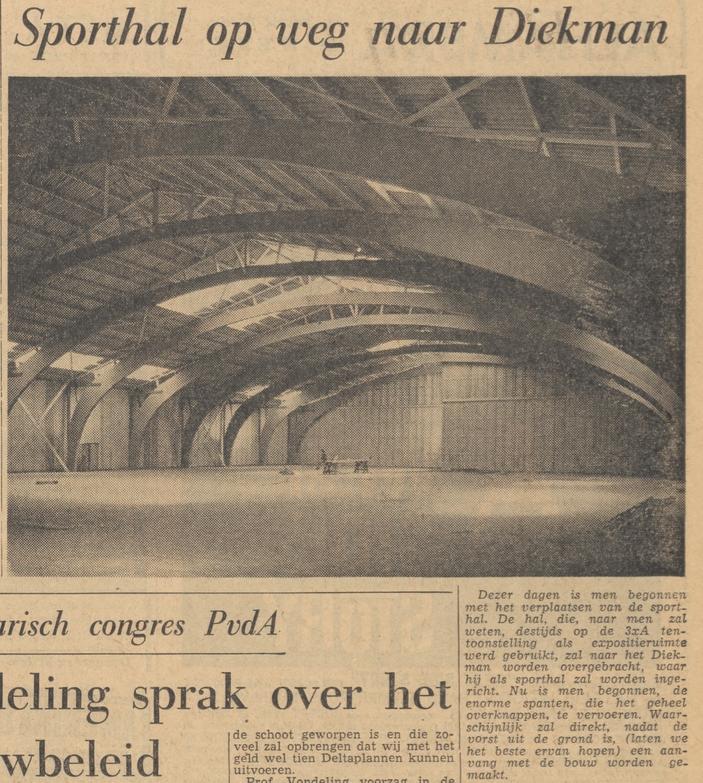 J.J. van Deinselaan 28 sporthal Diekman eerder expositiegebouw op 3X tenttonstelling Volkspark krantenfoto Tubantia 14-2-1963.jpg