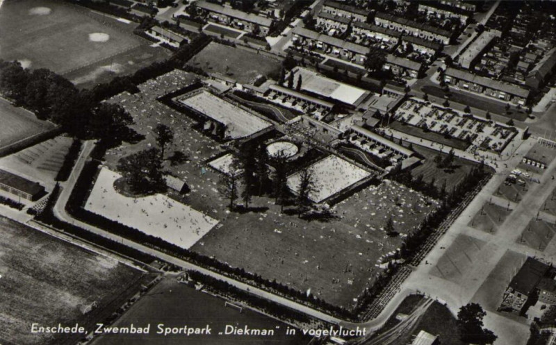 J.J. van Deinselaan 20 Diekman zwembad luchtfoto 1964.jpeg