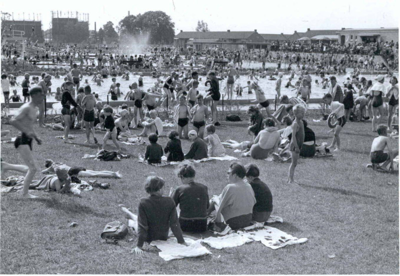 J.J. van Deinselaan 20 zwembad Diekman buitenbad rechts uitgifteloket met terras.jpg