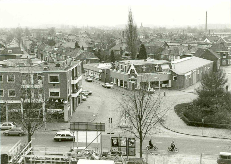 Wooldriksweg 221 vroeger stationskoffiehuis hoek Zuiderspoorstraat, met garagebedrijf Lang en Fa. Hamburger okt. 1979.jpg