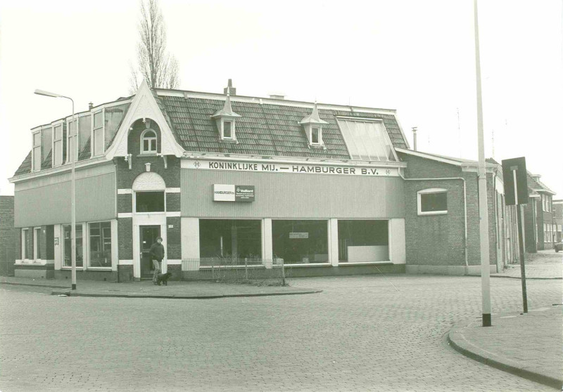 Wooldriksweg 221 Kruising met Zuiderspoorstraat en fa. Hamburger april 1983. vroeger stationskoffiehuis.jpg