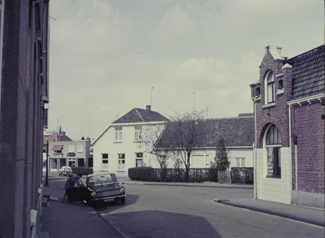 Gronausevoetpad 45 Café op de hoek van de Pluimstraat bij de Lageweg 30-4-1969.jpeg