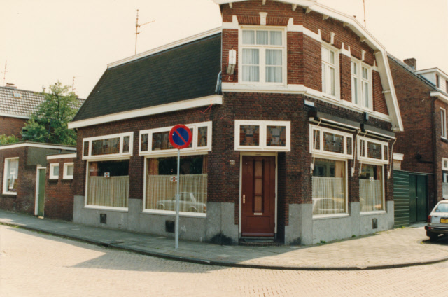 Gronausevoetpad 86 hoek Kneedweg Café Punte  juni 1987..jpeg