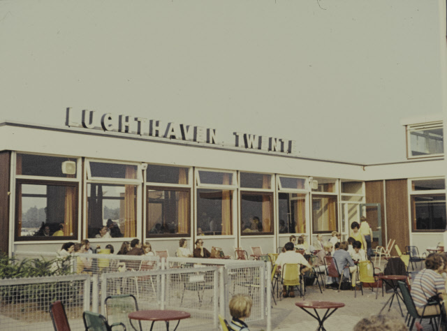 Vliegveldweg 333 Terras van passagiersgebouw op Vliegveld Twente  Luchthaven Twente 23-4-1973.jpeg