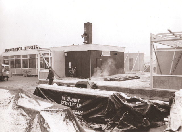 Vlieveldweg 333 Luchthaven Twente. Werkzaamheden voor de uitbreiding van het restaurant en de wachtruimte van de Nederlandse Luchtvaartmaatschappij (N.L.M.) op Vliegveld Twente december 1970.jpeg