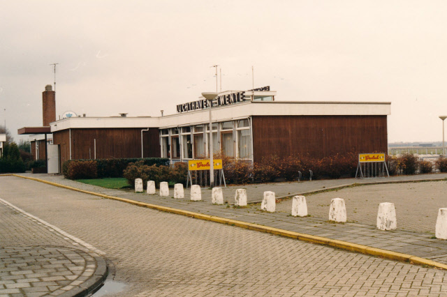 Vliegveldweg 333 Restaurant op luchthaven Twente. november 1987.jpeg