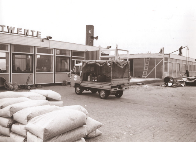 Vliegveldweg 333 Luchthaven Twente. Werkzaamheden voor de uitbreiding van het restaurant en de wachtruimte van de Nederlandse Luchtvaartmaatschappij (N.L.M.) decewmber 1970.jpeg