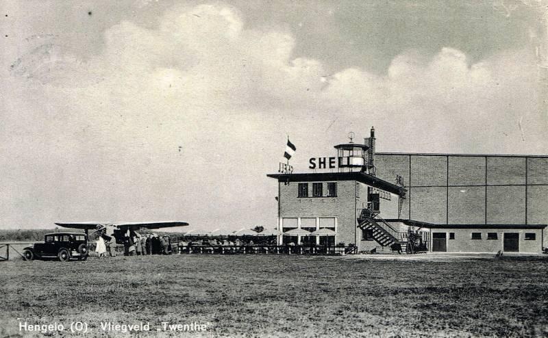 Vliegveld Twente met hangar en restaurant 1933.jpg