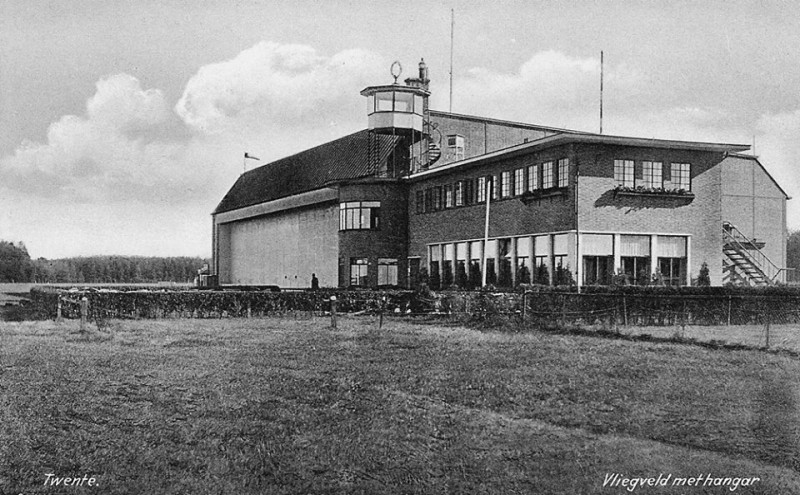 vliegveld hangar en restaurant.jpg