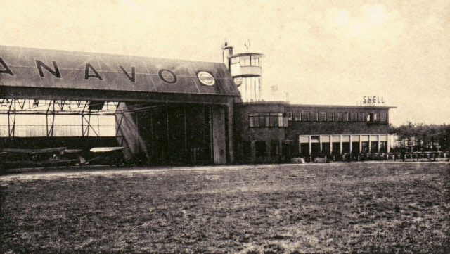 Vliegveld Twente KLM restaurant met terras en hangar.jpeg