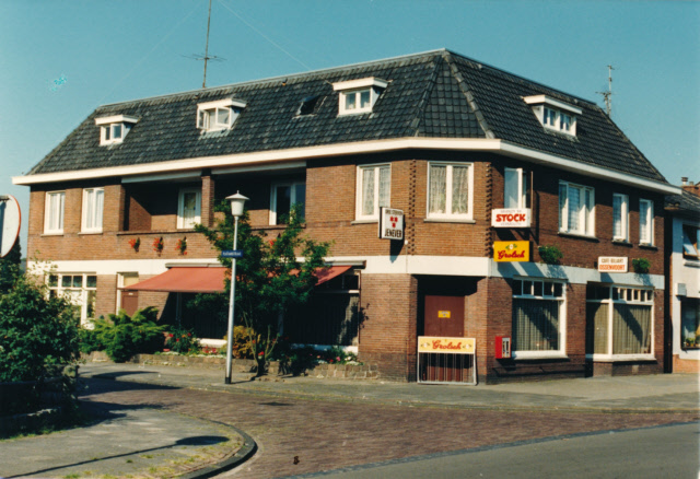Poolmansweg 71 hoek Plataanstraat cafe Ossenvoort juni 1987.jpeg