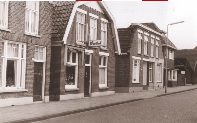 Oostveenweg 23 Voorzijde woningen en slijterij cafe de Aap 1967.jpg