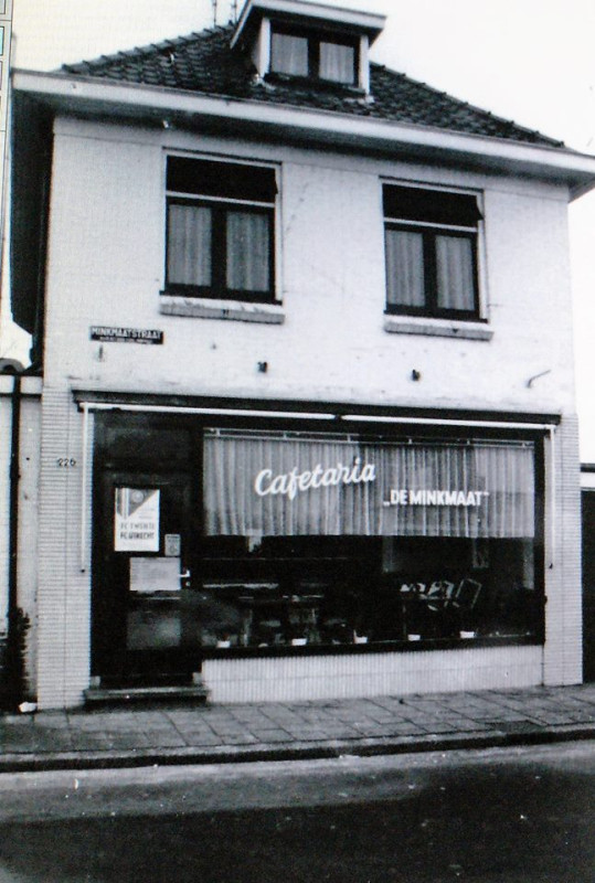 Minkmaatstraat 226 cafetaria De Minkmaat voorheen slagerij ter Weele tegenover de Schreursweg 1975.jpg