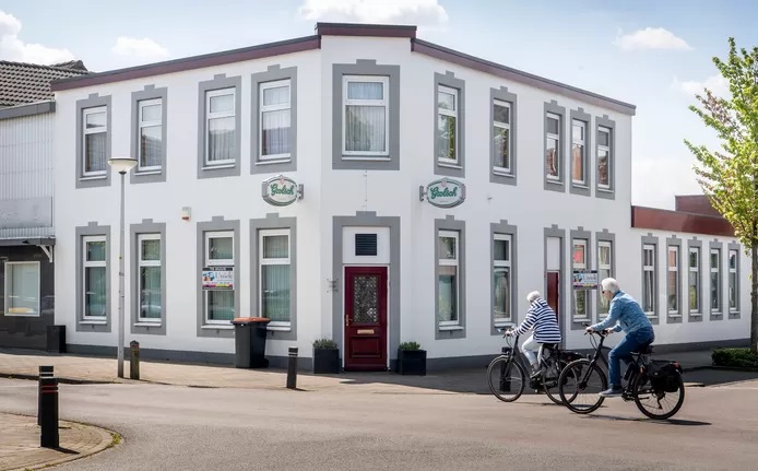 Voortsweg 109 Café-zalencentrum Gerritsen hoek Roomweg is verkocht. De nieuwe eigenaren hebben het te huur gezet. Foto Tubantia 8-5-2022.jpg