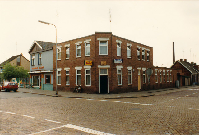 Voortsweg 109 Café Restaurant Gerritsen met daarnaast aan linkerzijde Vishandel Keizer. Op de hoek Roomweg. juli 1987.jpeg