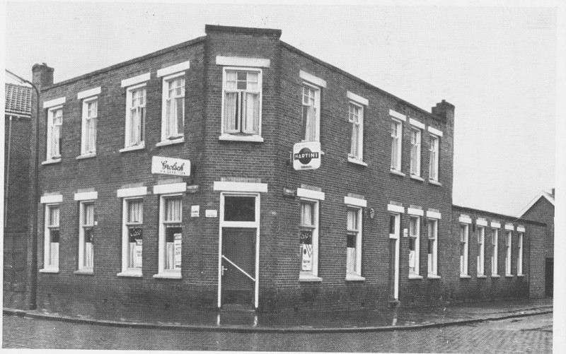 Voortsweg 109 hoek Roomweg 191 cafe gerritsen 1965.jpeg