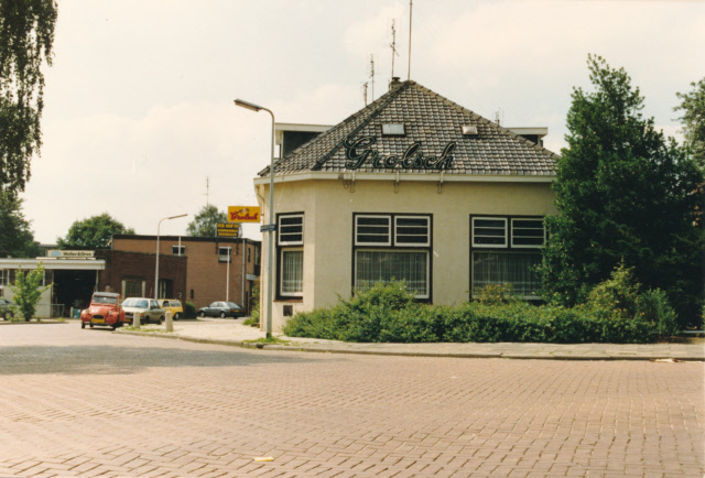 Bentrotstraat 45 Café De Kachel op de hoek van de Schouwinkstraat. Uitbater W. H. Bietman. augustus 1987.jpeg