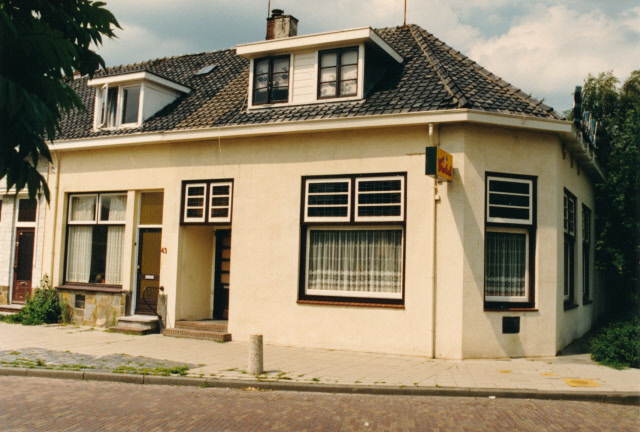 Bentrotstraat 45 Café De Kachel op de hoek van de Schouwinkstraat. Uitbater W. H. Bietman. aug. 1987.jpeg