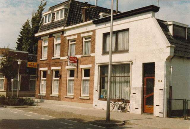 Richtersweg 106a hoek Grevestraat Café De Klomp. augustus 1987.jpeg