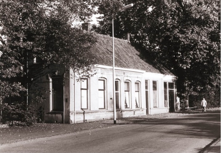 Gronausestraat 95 later Espoortstraat 191 woningblok afdakswoningen met café Hemken (v.m. bruincafé). 1973.jpg