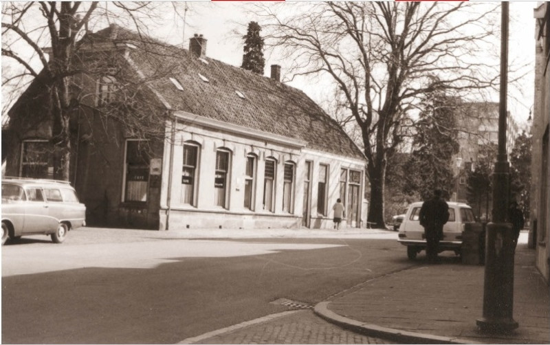 Gronausestraat 95 Espoortstraat  191 Café  Hemken met daarnaast smederij tegenover Hessenweg naast kath. begraafplaats. 1967.jpg