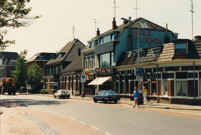 Oldenzaalsestraat 275 Café biljart 't Anker. (met ernaast Härle bloemen en tabakswinkel. augustus 1987.jpeg