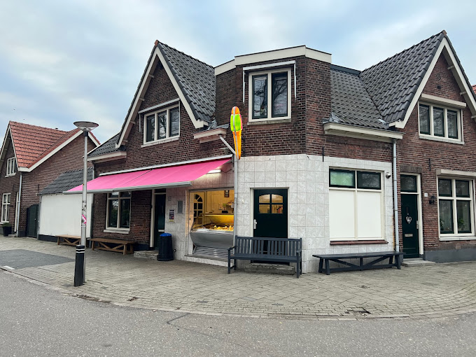 G.J. van Heekstraat 20 hoek Surinamestraat IJssalon 'Hoekje.jpg