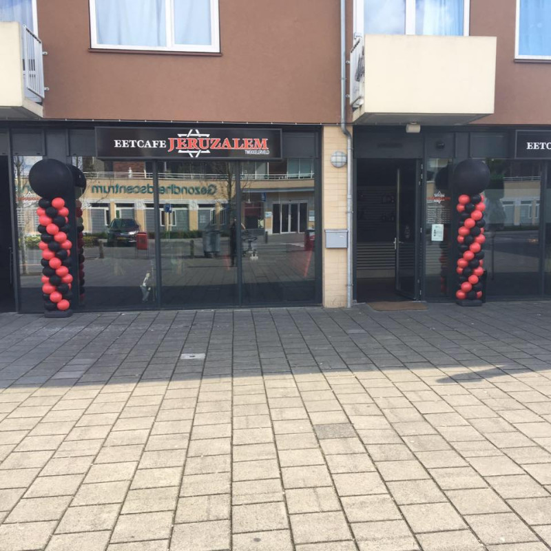 Maanstraat 153-155 hoek G.J. van Heekstraat 255 winkelcentrum Twekkelerveld eetcafe Jeruzalem.jpg
