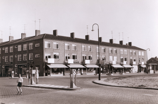 Maanstraat 153-155 hoek G.J. van Heekstraat 255  Winkelcentrum Twekkelerveld gezien vanaf kruising Steenbokstraat - Maanstraat. Zichtbaar zijn o.a. de winkels CO-OP , Jamin, Albert Heijn en Centra..jpeg