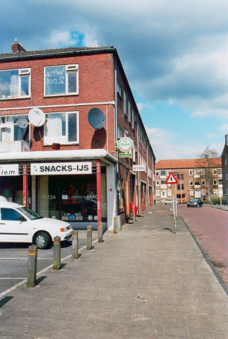 Zonstraat Kijkend vanaf de Algolstraat naar de G.J. van Heekstraat en het winkelcentrum Twekkelerveld met cafetaria Jerusalem. mei 2006.jpeg
