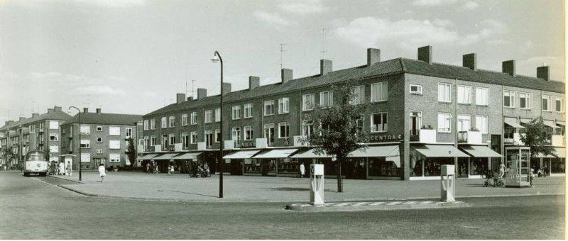 Maanstraat 153-167 winkelcentrum Twekkelerveld 1960.jpg