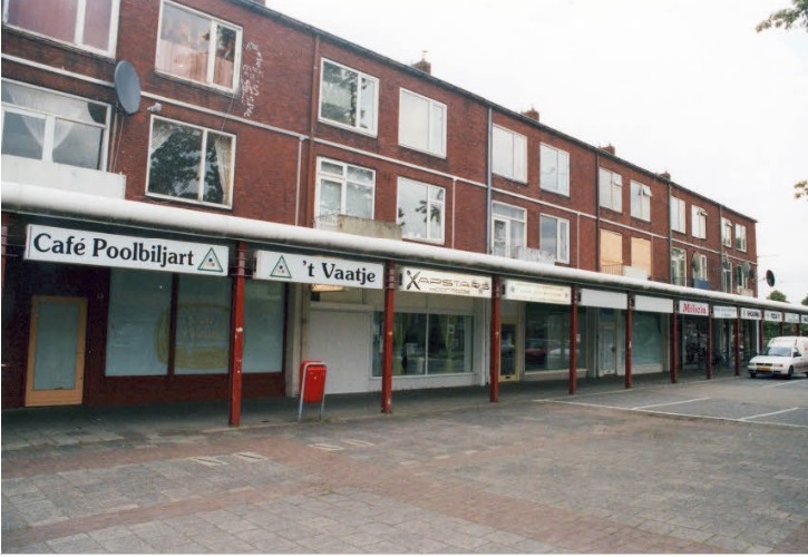 Rigelstraat winkelcentrum Twekkelerveld met café poolbiljart 't Vaatje 15-6-2006.jpg