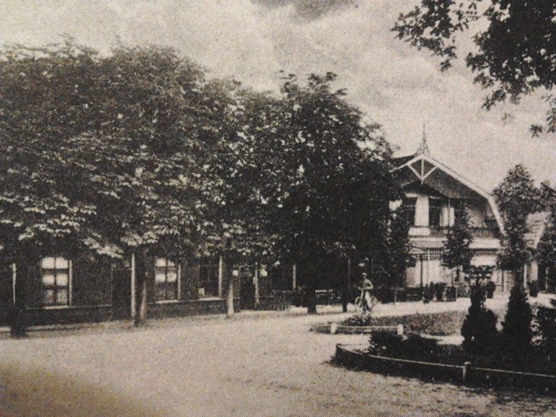 Dorpsstraat 149  Lonneker Kerkplein 1925 met Savenije.jpg