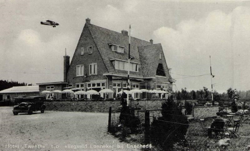Oude Deventerweg 82 hoek Lonnekerveldweg. Hotel Twenthe. vliegveld 1941.jpg