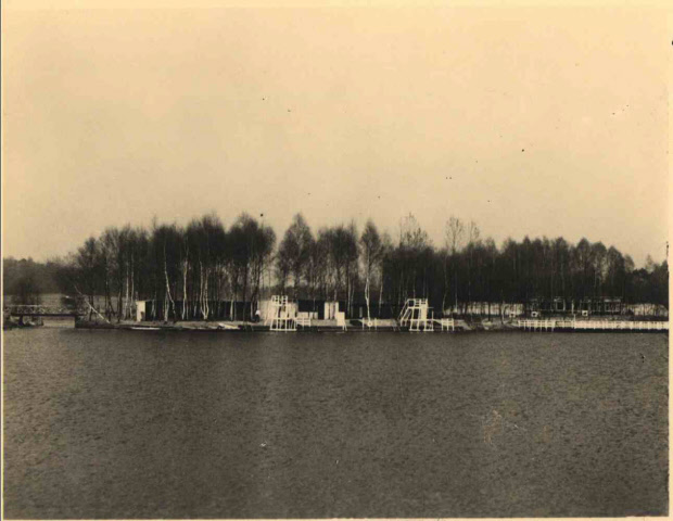 Oude Deventerweg Lonneker watersportpark De Lonnekerberg met kade. De waterpartij is ook genaamd Smulders kleigaten. 1935.jpeg