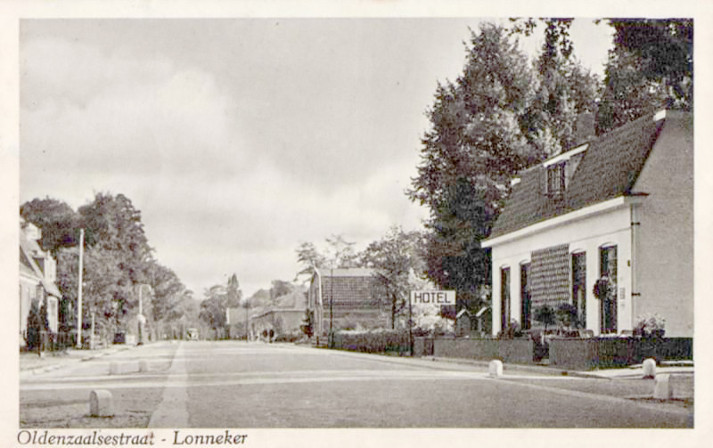 Oldenzaalsestraat 703  hoek Scholten Reimerstraat cafe Warmes Lonneker rechts vroeger hotel Warmes.jpg