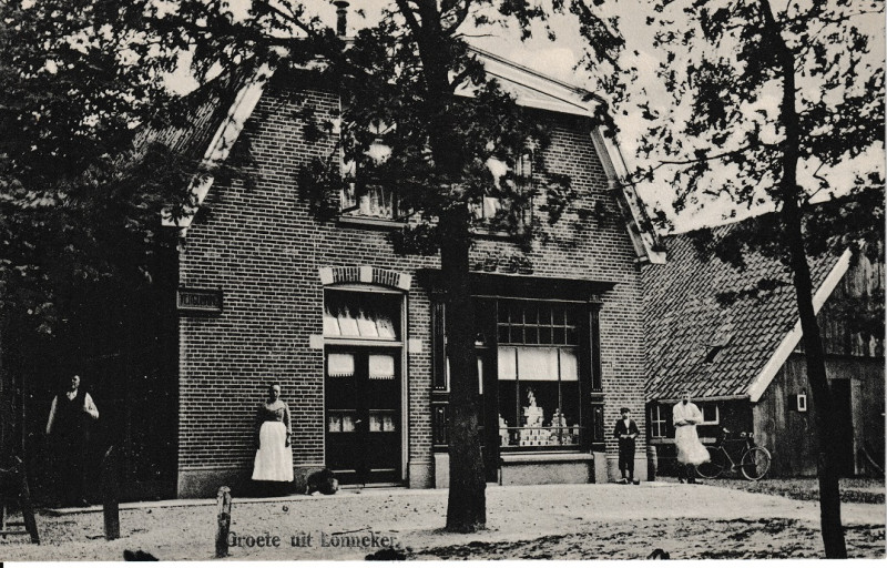 Oldenzaalsestraat 703 hoek Scholten Reimerstraat cafe Warmes kruidenierszaak en rechts bakkerij 1910.jpeg