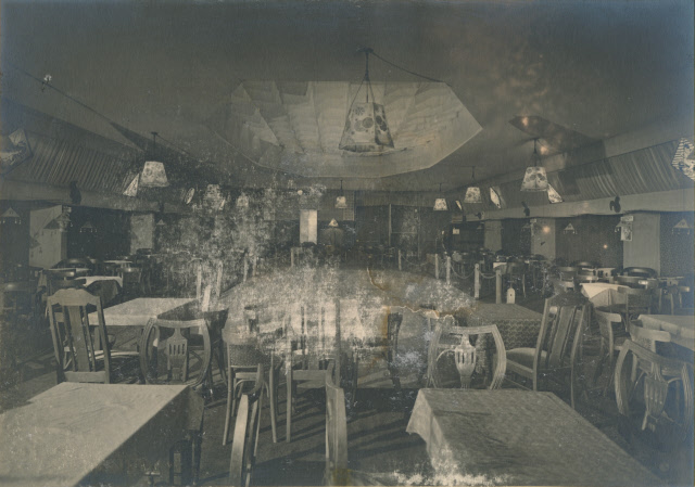 Nieuwe Schoolweg Tentoonstelling Zevenmijls op 't erve Zeggelt interieur café-restaurant juni 1930.jpeg