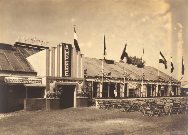 Nieuwe Schoolweg Tentoonstelling Zevenmijls op 't erve Zeggelt café-restaurant juni 1930.jpeg