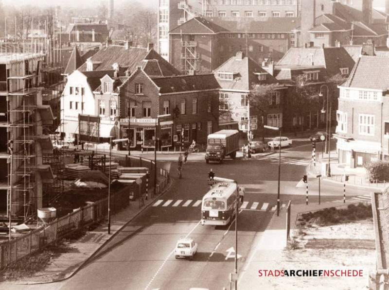 Haaksbergerstraat 72-74 Kruispunt -C.F. Klaarstraat-Ripperdastraat, met links het studentenflat van het I.T.C. in aanbouw. nov. 1971.jpg