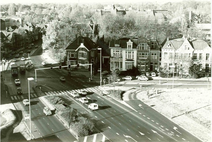 Haaksbergerstraat 60-68 villa's. hoek Ripperdastraat gezien vanuit Dish Hotel . nov. 1979.jpg