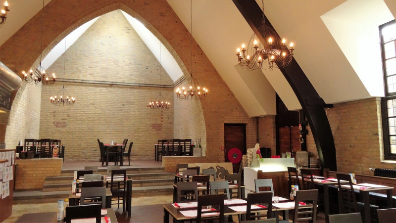 Gronausestraat 710b voormalige Bernadettekerk klooster Dolphia interieur ingericht als pannenkoekenrestaurant Mister Pancake.jpg