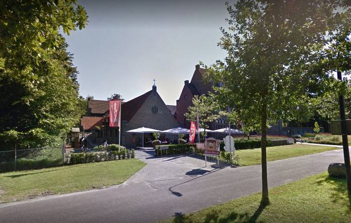 Gronausestraat 710b Mr. Pancake moet vlaggen en spandoeken weghalen bij pannenkoekenrestaurant 29-12-2018.jpg