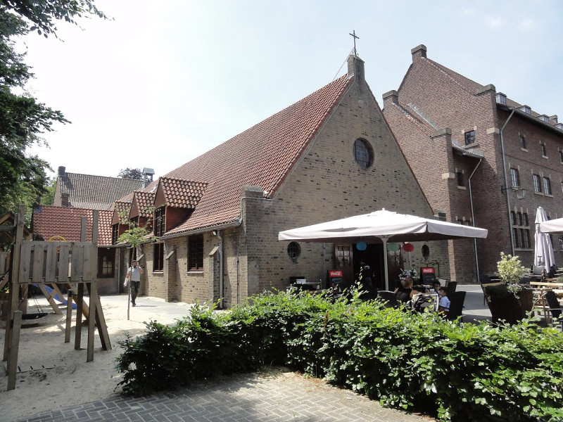 Gronausestraat 710b Voormalige Bernadettekerk bij klooster Dolphia nu pannenkoekenrestaurant.jpg