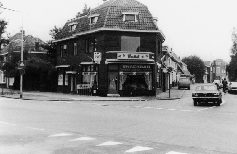 Oldenzaalsestraat 250 vroeger 202 Snackbar  op de hoek met de Bentrotstraat 1982.jpg